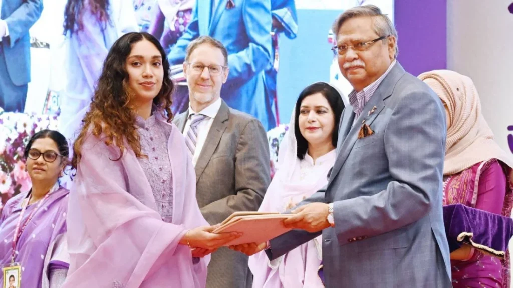 খালেদা জিয়ার পক্ষে স্বাধীনতা পদক নিলেন জাইমা রহমান