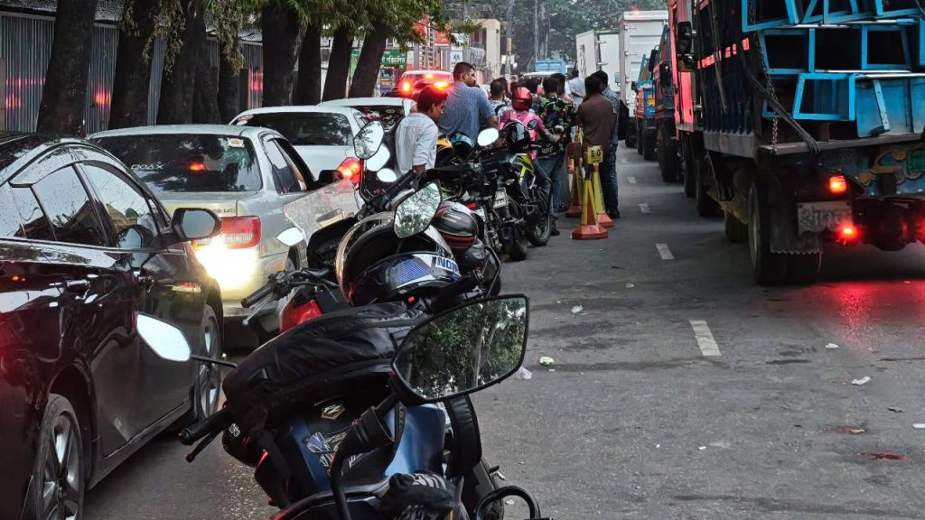 পয়লা বৈশাখেও তেলের জন্য দীর্ঘ লাইন, ঘণ্টার পর ঘণ্টা অপেক্ষা