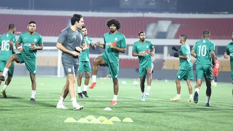 ফুটবল দলের কোচ হতে তিন শতাধিক আবেদন