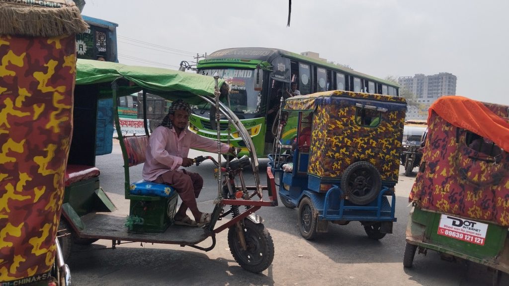 বেড়েছে বাস ভাড়া, ভোগান্তিতে নগরবাসী