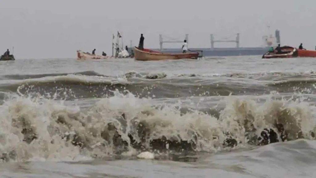 ৪ সমুদ্রবন্দরে ৩ নম্বর সতর্ক সংকেত